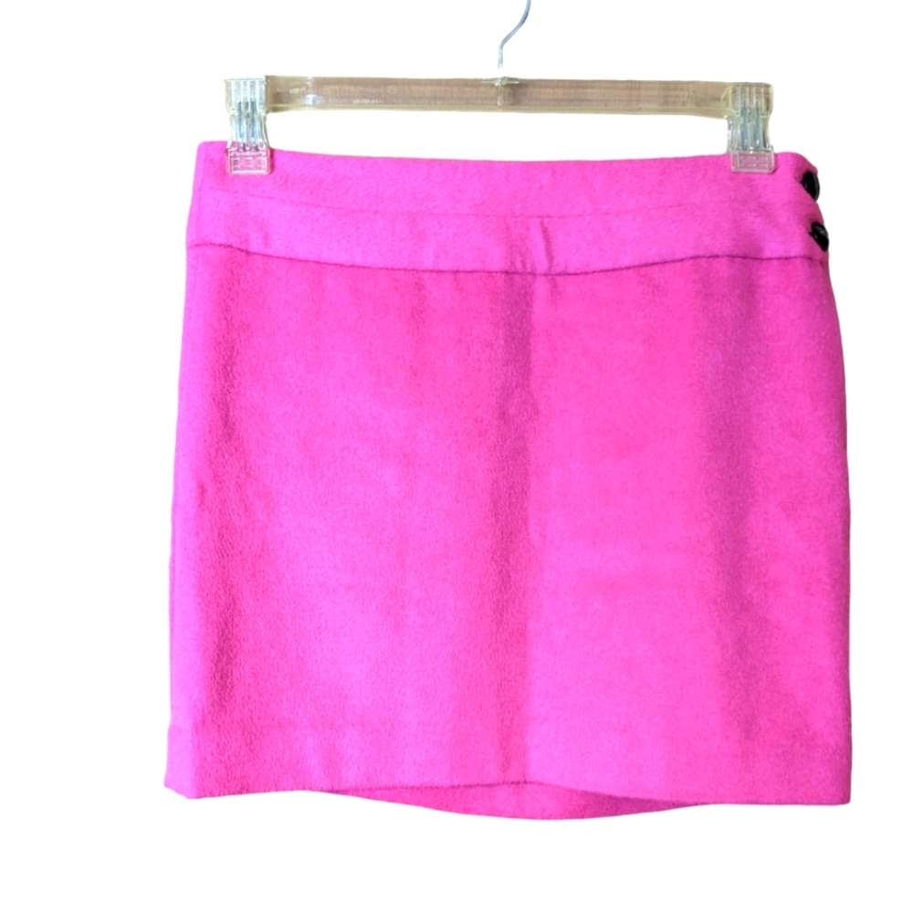 The Limited Pink Mini Skirt has small zipper on side w/2 buttons. EUC